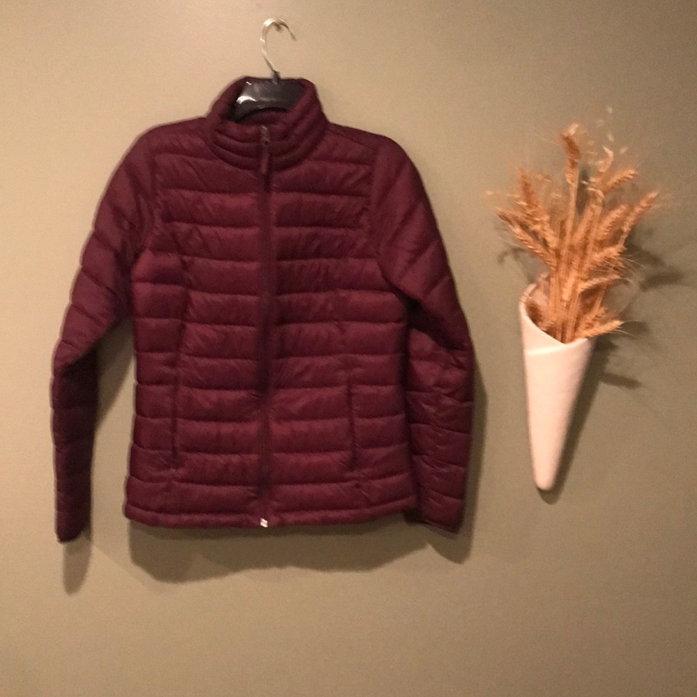 Amazon Essentials Burgundy Women’s Lightweight Water Resistant Puffer S. NWOT